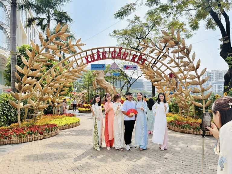 Phu My Hung Flower Street Bustling with “Check-Ins” from young people